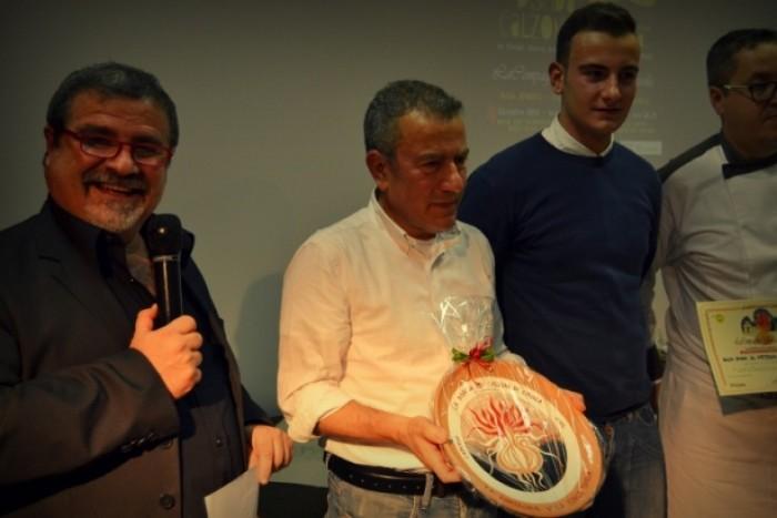 Durante la premiazione Angelo di Biccari con Sandro Romano La rassegna, organizzata dall Associazione culturale La Compagnia Della Lunga Tavola e dal Comune di Capurso (Ba), è divenuta, negli anni,