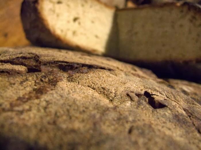 Il pane di Pane e Salute Di proprietà della Famiglia Di Biccari da sempre, di generazione in generazione, questo antico forno a paglia ha rappresentato il centro nevralgico della città di Orsara.