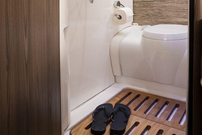 Bagno Comfort Pregiata zona doccia Tutti i bagni nell'eriba Nova S sono dotati di una toilette Thetford.