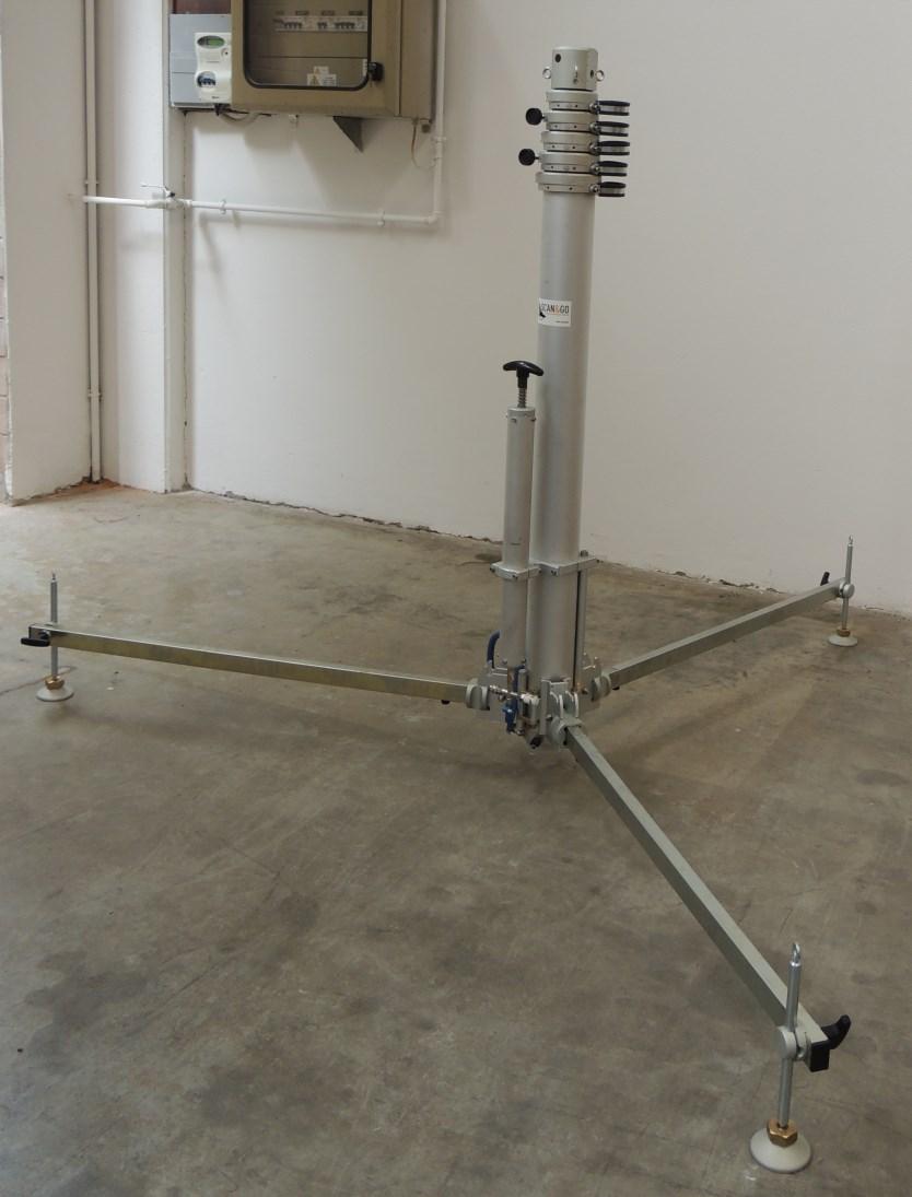 colonna telescopica con sfilamento pneumatico a mezzo di pompa a mano, montata su treppiede.