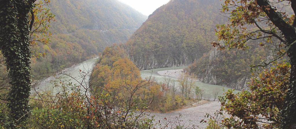 I meandri sono detti incastrati o incassati poiché le ampie anse, in seguito all infossamento del fiume, corrono all interno di una profonda e stretta valle scavata