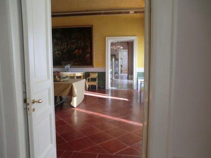 Napoli, uno scorcio della Villa Museo Il catalogo, molto ben scritto e di piacevole lettura anche per i non esperti d arte, aiuta il visitatore ad individuare un percorso non solo temporale che va