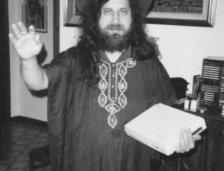 GNU Nel 1983 un giovane ricercatore, Richard Stallman, decide di scrivere un nuovo sistema operativo compatibile con il modello UNIX GNU: GNU