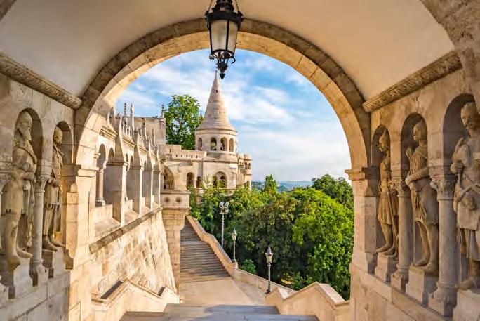 Vivrai quattro intensi giorni in una delle più attraenti capitali europee e resterai incantato dalla bellezza di Budapest, città impregnata di storia, cultura e bellezze naturali.