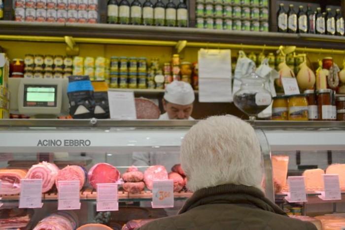 Antica Salumeria Pane dal 1864, il banco L offerta della merce in vendita è ricca e molti sono i prodotti tipici della