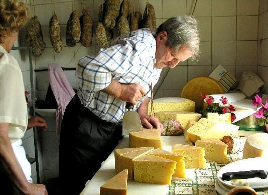 Attività di controllo del CFS nel settore Agrituristico L attività di controllo, prosegue seguendo la filiera produttiva nella fase della trasformazione della materia prima.