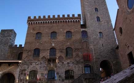 Il sito di San Gimignano, nonostante alcuni ripristini otto-novecenteschi, è per lo più intatto nell'aspetto due-trecentesco ed è uno dei migliori esempi in