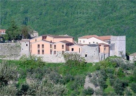 Il borgo antico di Molinara (foto Marina Alaimo) Monovarietale è anche la campagna coltivata a vigneto dell azienda agricola Gentilcore: quindici ettari tra cui tanti coltivati a olivo, accompagnato