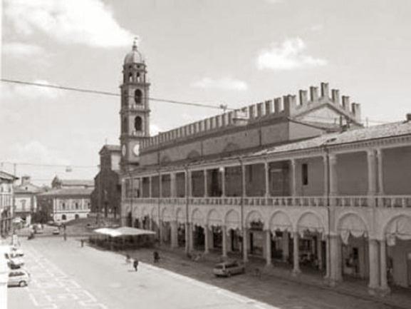 dell Appennino faentino. La stazione di Faenza è un importante scalo ferroviario sulla linea Bologna- Ancona ed è posta al capolinea della Ferrovia Faentina (che collega Firenze con Faenza).