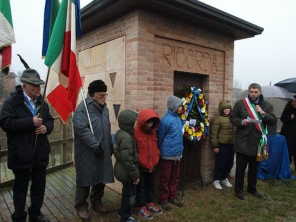 Sorge, non a caso, sul Lungofiume sinistro del Lamone, intitolato all insegnante ebrea viennese Amalia Fleischer, arrestata a Faenza (ove si era trasferita alla fine degli anni Trenta) il 4 dicembre