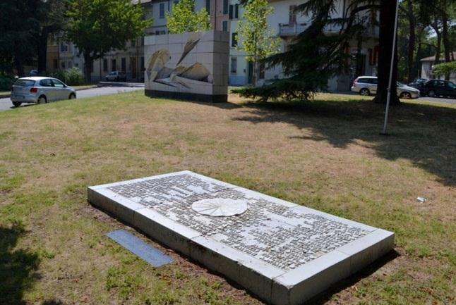 Monumento ai caduti della Resistenza Localizzazione: Aiuola all angolo tra Viale Alfredo Baccarini e Viale IV Novembre [44 17 27 Nord 11 52 53 Est] Il monumento, una grande composizione in gres