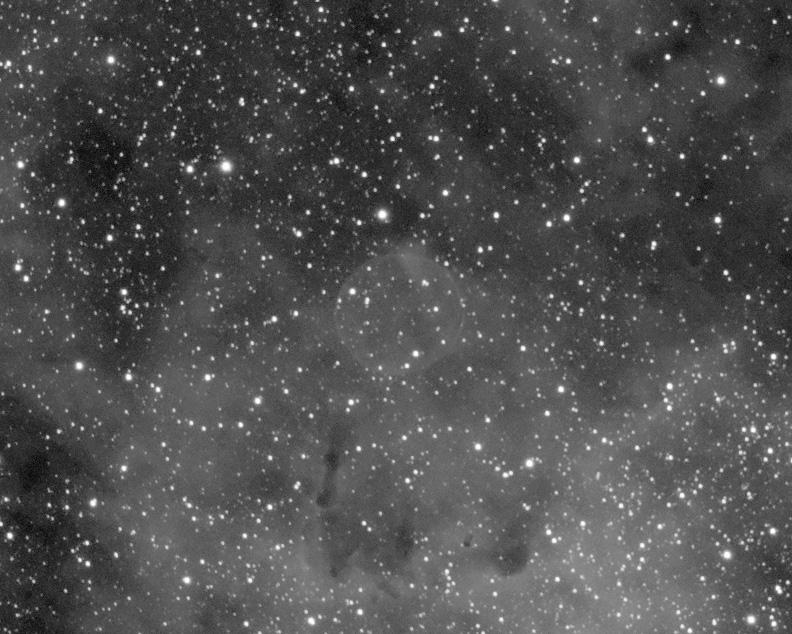 Una breve cronaca Lo scorso 6 Luglio l astronomo amatoriale Dan Jurasevich, analizzando alcune riprese profonde in H-alpha della nebulosa Crescent (NGC6888) si è imbattuto in un oggetto nebuloso