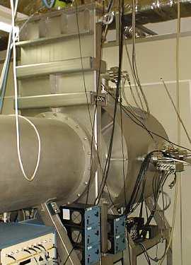 96 INAF OAPA: Rapporto 2007 La camera di test (figura 64) è un cilindro in acciaio di 1 metro di diametro per 1 metro di lunghezza con diverse porte per ispezioni, strumentazione e flange passa cavi.