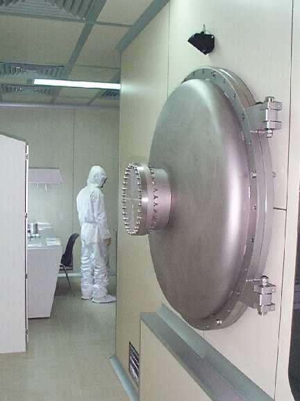 Il pannello di destra mostra l interno della camera pulita entro cui si apre il portellone della camera di test.