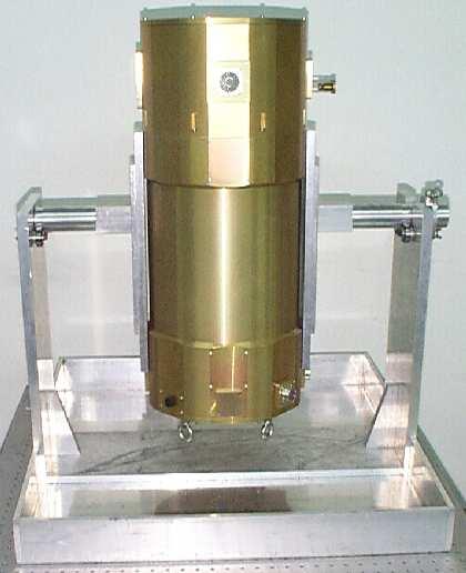 Tecnologia e Strumentazione 103 Per potere effettuare test sperimentali con i microcalorimetri e stato realizzato presso il laboratorio XACT un criostato a demagnetizzazione adiabatica in grado di
