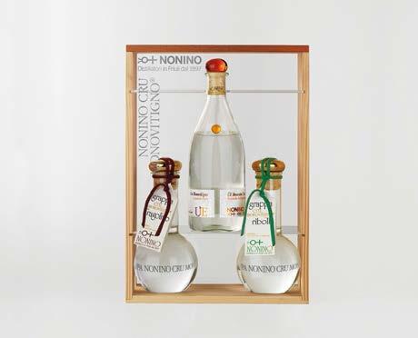 TRITTICI LEGNO 3 Confezione che può contenere su richiesta 3 ampolle in vetro soffiato da 200 ml a scelta di. nella foto: Picolit, Vigna Nonino in Friuli, 50% vol.