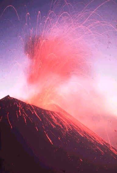 Quanti sono i vulcani? Sulla Terra esistono oltre 500 vulcani attivi. In Italia sono attivi l Etna e lo Stromboli.