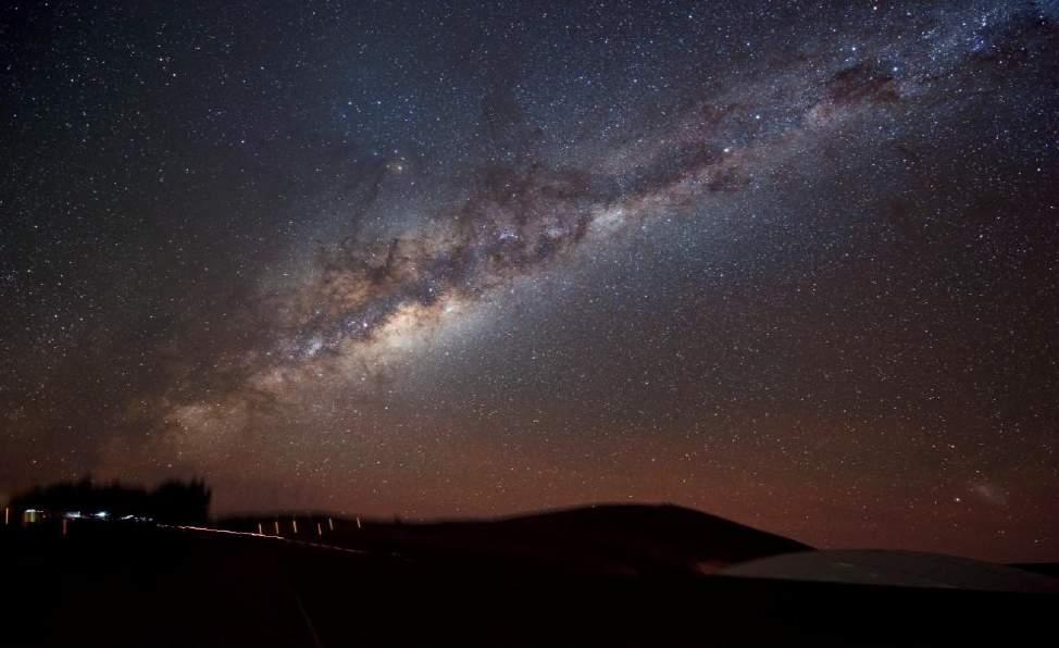 La Via Lattea, la nostra galassia La Via Lattea, è una galassia a spirale barrata, ovvero una galassia composta da un nucleo attraversato da una struttura a forma di barra dalla quale si dipartono