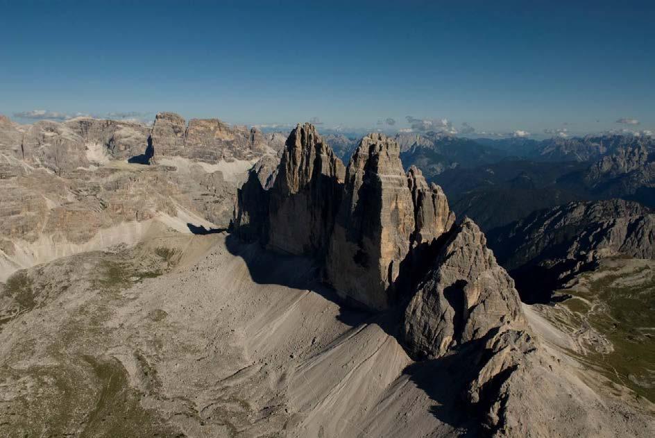 L acqua: fonte di vita camminando lungo la Rienza: 3 Cime / Val Rienza Con l'autobus raggiungiamo comodamente il nostro punto di partenza il rifugio Auronzo a quota 2320 mt e da qui, a piedi e senza