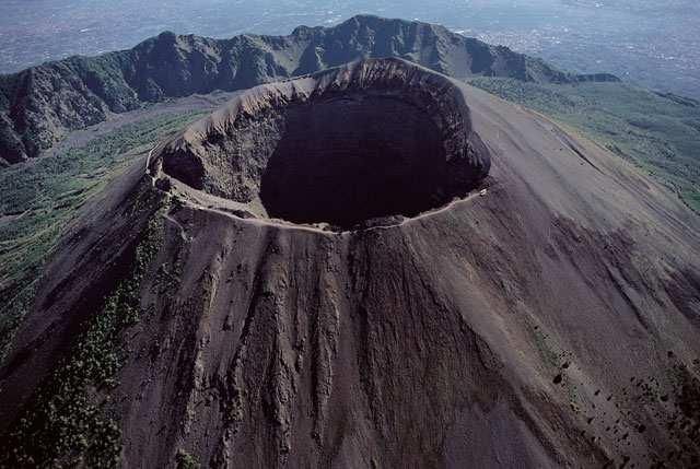VULCANI ATTIVI IN ITALIA. Vesuvio: è un vulcano esplosivo attivo (in stato di quiescenza dal 1944), situato in Campania, nel territorio dell'omonimo parco nazionale istituito nel 1995.