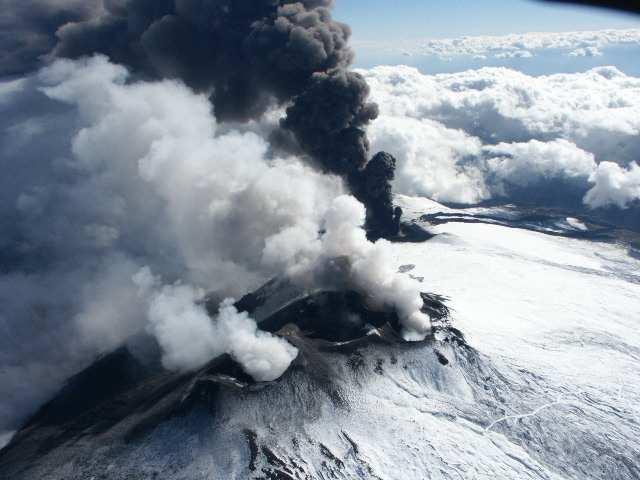 GAS, CENERI, LAPILLI E BOMBE. Un eruzione vulcanica, oltre a manifestarsi con colate di lava, si manifesta con emissione di gas, vapori e frammenti rocciosi solidi.