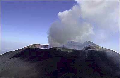 TIPI DI VULCANI. In base al tipo di eruzione, si formano coni vulcanici di forme diverse.