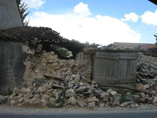 i terremoti DI CROLLO sono i meno frequenti e quelli più locali e superficiali; sono tipici di terreni carsici e dovuti, provocati, dal crollo delle volte