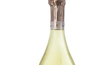 specialità chenin blanc brut tipo di vino: vino spumante brut ottenuto mediante metodo charmat uve: 100% chenin blanc terroir: medio impasto, tendenti al calcareo densità vigneti: 4500-5000