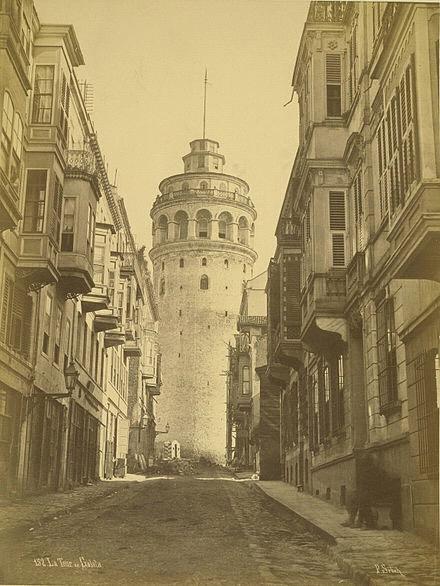 TORRE DI GALATA La torre di Galata è una torre in pietra di epoca medievale, situata del distritto di Galata in İstanbul.