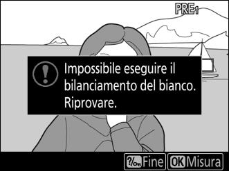 6 Misurare il bilanciamento del bianco. Premere J o premere il pulsante di scatto fino in fondo per misurare il bilanciamento del bianco.