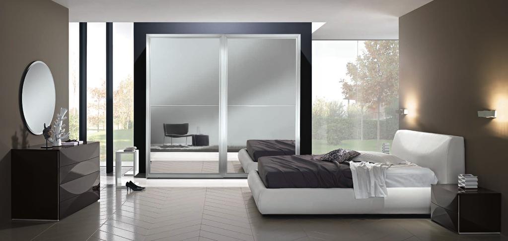 SN147 GRIGIO PIOMBO LUCIDO GLOSS LEAD GREY 266 / 267 GRUPPO MIRÒ GRIGIO PIOMBO LUCIDO, LETTO MIRÒ ECOPELLE BIANCO, ARMADIO SCORREVOLE DIVA BRILL SPAZZOLATO / SPECCHI FUMÈ L. CM 265,4 - H.