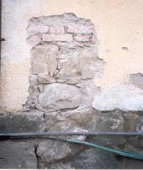 muratura in pietra grossolanamente sbozzata con tessitura