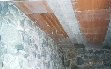solai e pareti solaio in laterocemento: mal vincolato e con assenza del travetto in adiacenza delle murature d