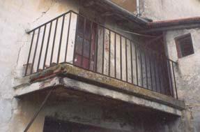 Elementi non strutturali: caratteristiche specifiche balcone mal vincolato alla parete verticale balcone puntellato con pericolo di crollo su portone d accesso all edificio 125 Stato di fatto dell
