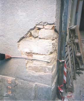 La muratura è a doppio paramento e sull interno la tipologia muraria NON consente di avere un buon ingranamento tra