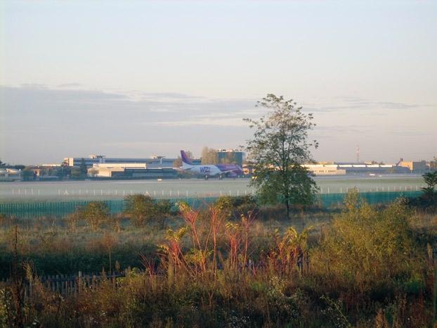 In questa classe sono comprese le superfici per le infrastrutture aeroportuali, nonché le piste di decollo e di