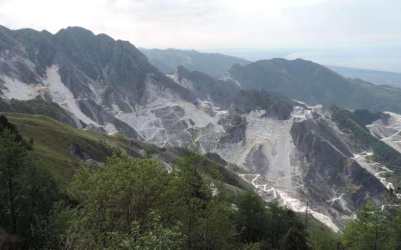 Premessa Il più importante bacino estrattivo di marmo al mondo, Carrara è il bacino di maggiore importanza