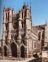 5. Il gotico: uno stile europeo Novità dell architettura gotica: forme tendenti verso l alto presenza delle vetrate