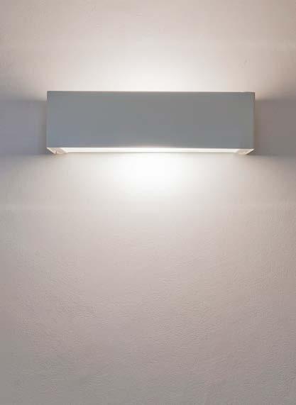 2009 design: TWENTYFOUR7 Da parete per interni a luce diretta e indiretta in alluminio verniciato bianco o marrone Disponibile nella versione led e alogena con alimentatore elettronico Wall light for