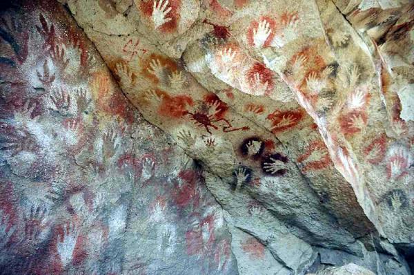 Da segnalare l'impronta della mano in molte grotte, forse il primo segno