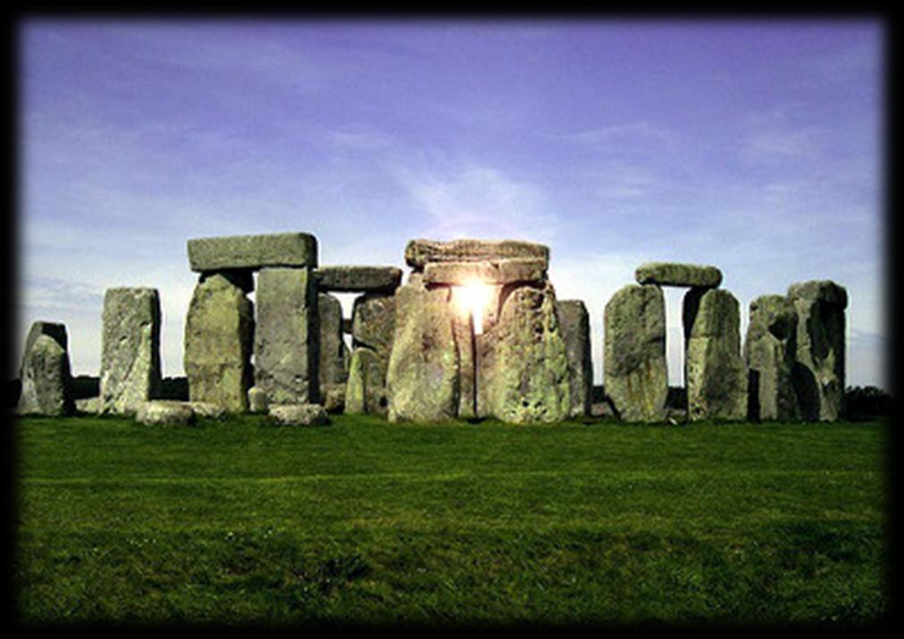 I Cromlech Cromlech è il nome dato a monumenti megalitici particolari, costituiti di pietre di grandezza variabile, conficcate nel terreno a forma circolare.