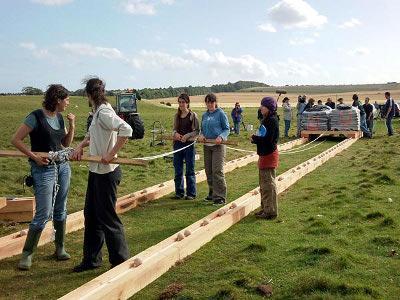 Studenti inglesi di archeologia, hanno testato un sistema di rotaie e sfere che avrebbe potuto essere utilizzato per trasportare i massi di Stonehenge.