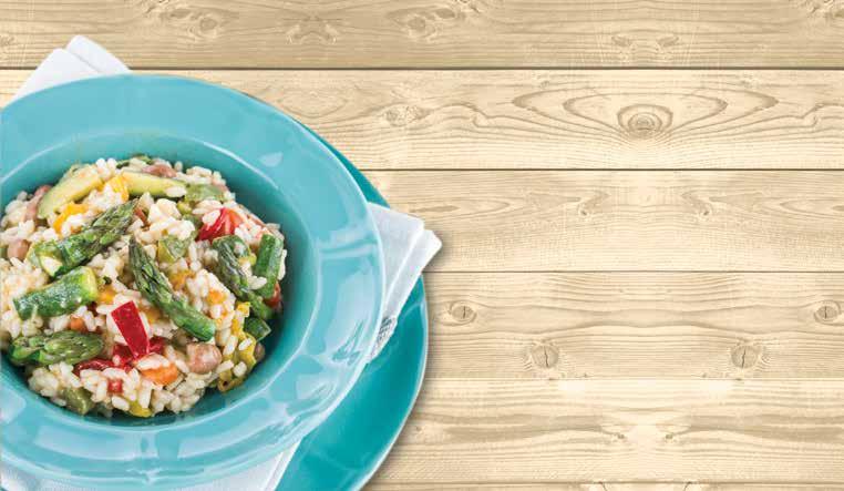 Risotto Primavera 300 g di riso Carnaroli 100 g di piselli freschi 30 g di grana grattugiato 1 zucchina con fiori gialli 1 mazzetto di asparagi verdi 1 cipolla 1 porro 1 cipollotto 1 carota Brodo