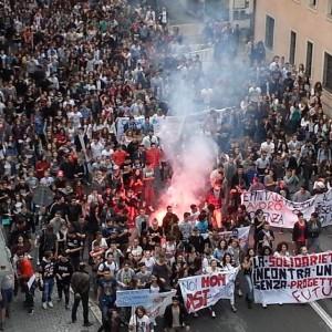 Terni si ferma e manifesta contro i 537 licenziamenti annunciati da Thyssenkrupp, contro gli atti unilaterali nei confronti delle ditte esterne.