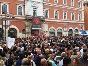 10 MILA Sono migliaia i cittadini di Terni che stanno partecipando alla manifestazione con il corteo di protesta che si sta snodando lungo le vie del centro. La città è bloccata.