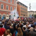 Anche da qui, da questa straordinaria manifestazione di oggi, vogliamo ribadire con forza, come abbiamo già fatto ieri nell incontro con il