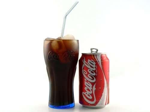 La Coca-Cola contiene acido fosforico in una concentrazione di 325 mg/l (0,325%) che le conferisce un