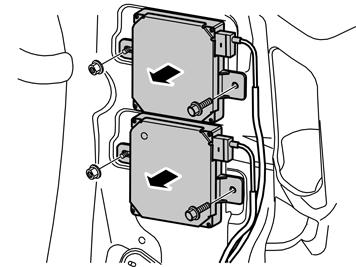 L'illustrazione B vale le V50 con RTI Rimuovere le viti ed i dadi che sostengono la centralina sintonizzatore AM/FM (AFM) e la centralina canale messaggi sul traffico (TMC) nella carrozzeria.