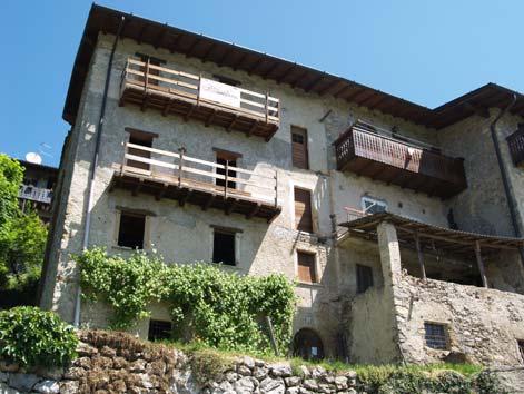 UNITÀ MINIMA D INTERVENTO N 14 Edificio rurale di quattro piani a sud nella frazione di Carubbo. Antica architettura rurale in cattive condizioni, necessita di interventi manutentivi.