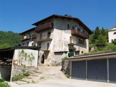 UNITÀ MINIMA D INTERVENTO N 15 Edificio rurale di quattro piani posto a sud nella frazione di Carubbo. Antica architettura rurale in parte ristrutturata.